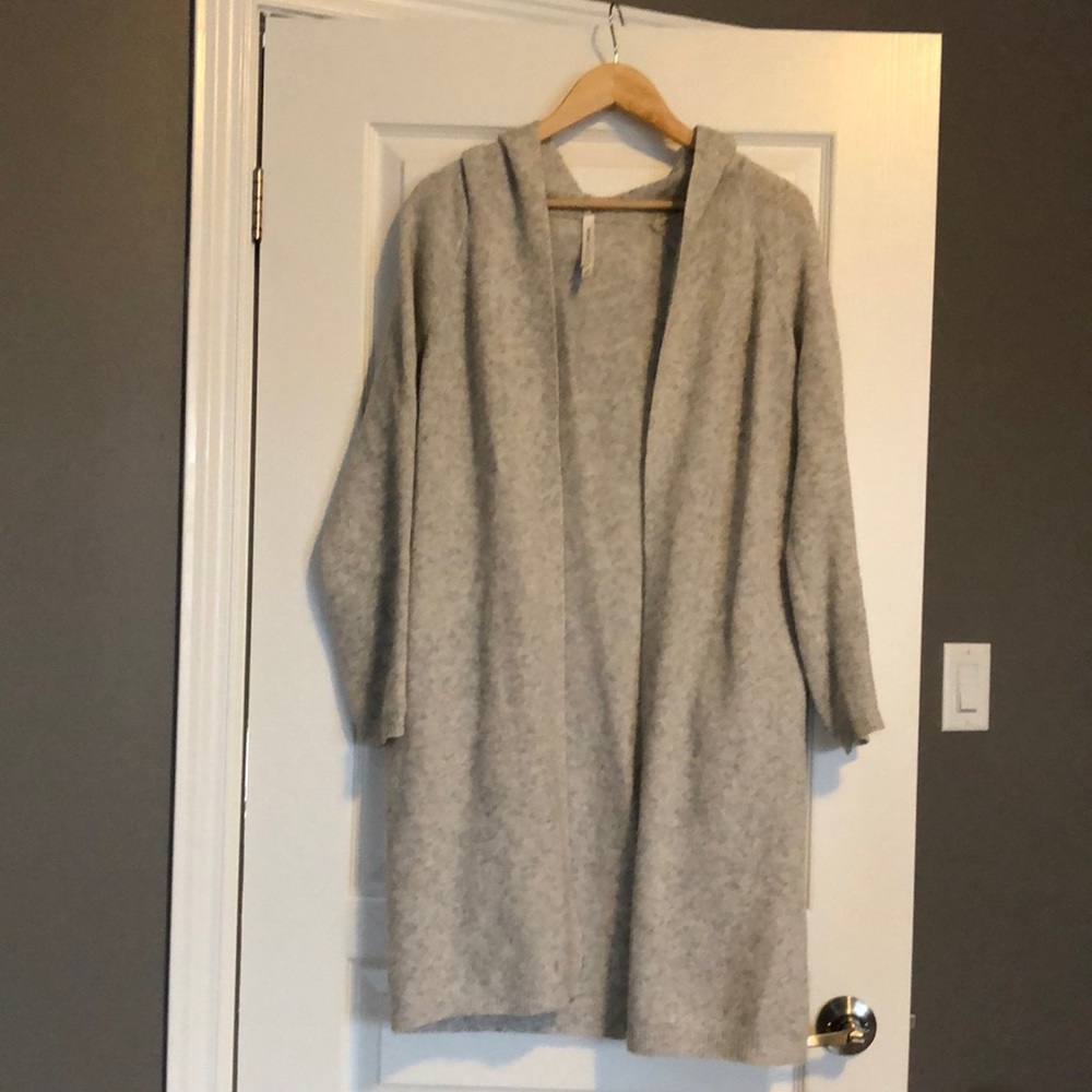Aritzia Babaton sweater